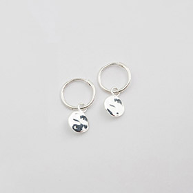 systerp-minimalistica-hamered-earrings-silver.jpg